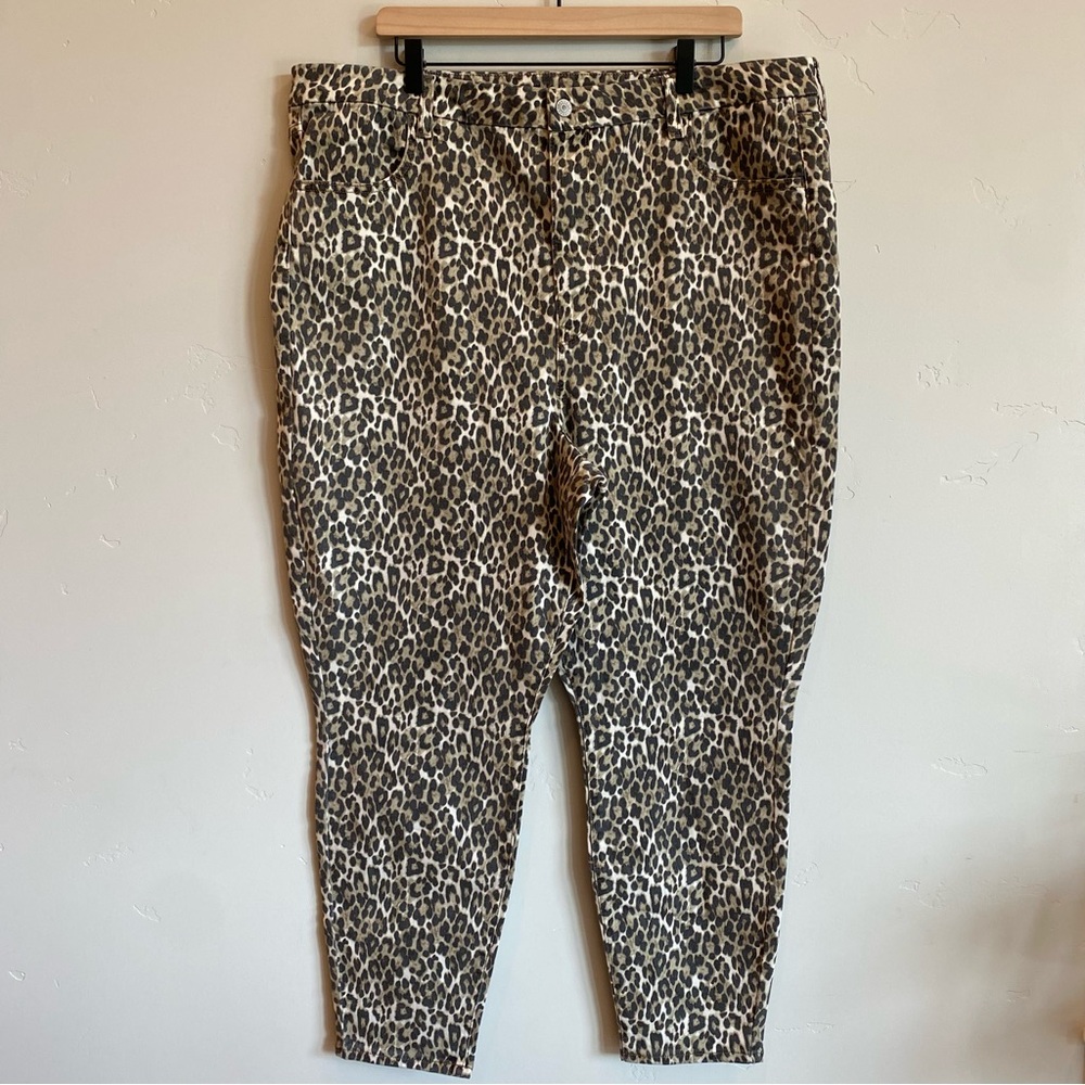 AMERICAN EAGLE Leopard Next Level Stretch Curvy Super High Rise Legging 22 Short